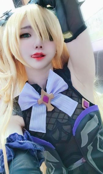 脱下衣服的漂亮姐姐